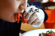 女子吃生腌小龙虾，吸虾头惊呆网友，这吃法太独特！