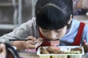 校园温情瞬间，女生一句想吃鸡腿，学校迅速行动暖人心