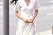 全智贤白色抹胸伞裙，演绎优雅与时尚的完美融合