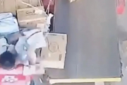 女子遭遇快递员恶劣服务，多次辱骂、踹门跟踪，权益何在？