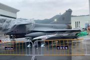 歼10CE模型闪耀兰卡威海空展，成为热门打卡点