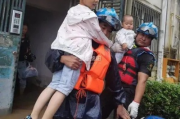武汉暴雨中，家长划桨板接娃，一段感人至深的亲子救援故事