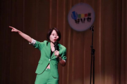 遭猥亵女脱口秀演员勇敢回归舞台，展现坚强意志与乐观态度