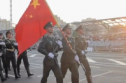 白俄军乐团鼓点激昂，解放军正步铿锵—硬核交响奏响国威