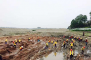 河南一地众人下河摸金？当地回应，坚决打击非法盗采行为