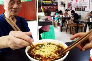 荣昌扯面大爷累到表情失控，面馆传奇背后的辛勤故事