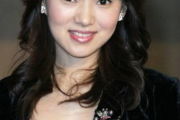 伊能静穿抹胸裙拍广告造型引热议，曾经的玉女如今却显得臃肿？