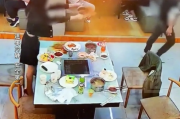 母女就餐一小时未动筷，老板无奈报警引发社会热议