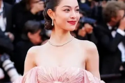 钟楚曦戛纳电影节惊艳亮相，一出场就是美神降临，惊艳全球影迷！