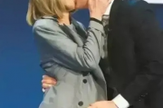 马克龙公开回应与老婆纠纷，她打我只是闹着玩，夫妻间的甜蜜小打闹了解一下