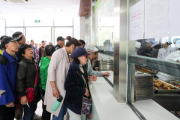 衢州政府食堂火爆异常，排队队伍延至大院，究竟何故？