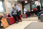 农行公布老人办业务期间离世时间线，还原事件真相，关注老年人金融服务安全问题