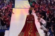 新娘身穿9.9米非遗婚服惊艳亮相，传统之美绽放婚礼现场