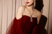 张韶涵晒照片坦然面对衰老，展现成熟魅力