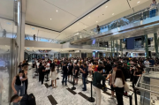 国补版iPhone 16 Pro一经上市便被抢购一空，消费者热情高涨！
