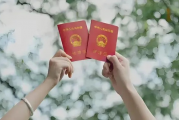 媒体热议，结婚无需户口本，新时代女性挣脱父母之命束缚