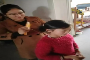 老师帮学生把头发梳成大人模样，用爱与智慧引领成长