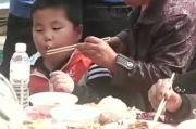 奶奶看180斤孙子瘦了，塞钱让买肉，满满的爱意让人动容