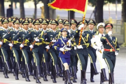 中国仪仗队，帅成外国军人打卡点，展现大国风范