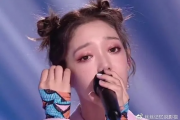 希林娜依高话筒磕到嘴，意外事件引发网友热议，勇敢面对展现真实魅力