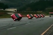 高速惊魂！两车上演刀片超车，瞬间报废，教训惨痛！