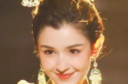 哈妮克孜因戴眼镜探班被换角，背后原因引人热议
