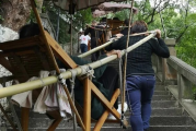重量级游客雇3名轿夫抬轿下山，引发网友热议，旅游新潮流还是过度奢华？