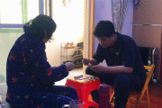 00后男生成百位老人的全职孙子，新时代的孝道传承
