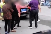河南老人强拦婚车讨喜烟，被特警驱离引发社会热议