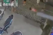 悲剧发生！儿童疑触碰路灯电桩不幸身亡，身上留有电击痕迹引关注