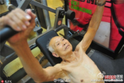 75岁上市公司董事长赤膊秀肌肉，刷新人们对老年人的认知！