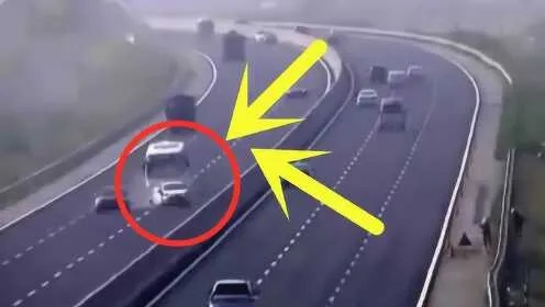 高速连环车祸悲剧，白车压垮另一车，生命瞬间消逝