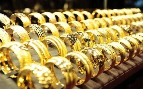 金饰市场风云突变，价格跌破1000元大关，消费者迎来抄底良机