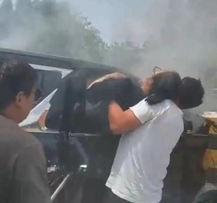 镇干部勇闯火海，徒手掰车门救人，彰显人间大爱
