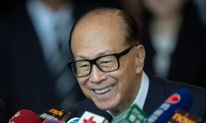 港媒再评李嘉诚卖港口，执迷不悟，还是战略调整？