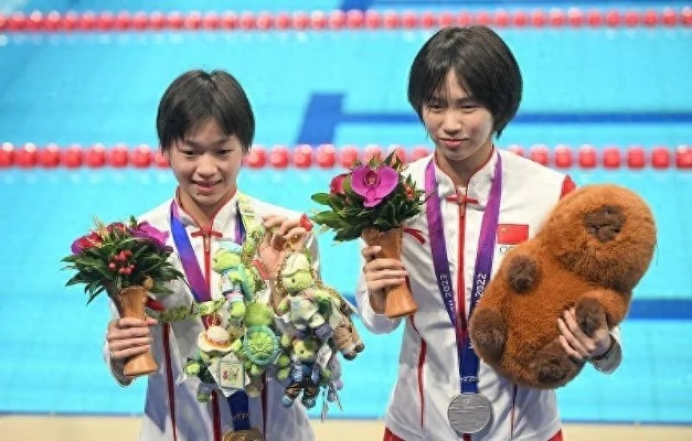 全红婵陈芋汐回应小天鹅表演，勇敢挑战自我，展现青春风采