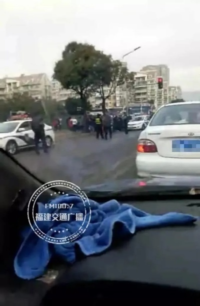 福州发生惊心一幕，汽车冲撞多人，2人不幸遇难，警方紧急调查！