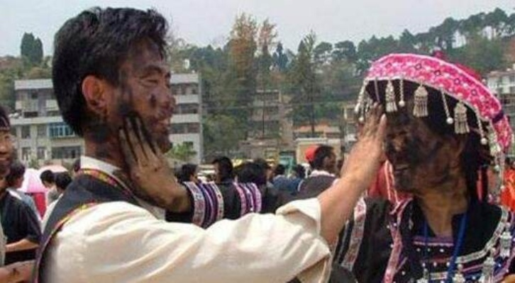 云南抹黑节狂欢，他们连狗也不放过，揭秘神秘传统节日背后的真相