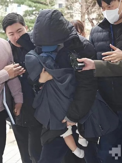 韩国爱豆频现公开场合求救，背后原因引人深思