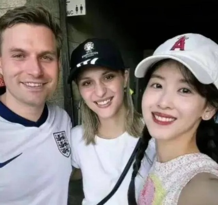 章泽天带8岁女儿伦敦追星，母女俩共度美好时光