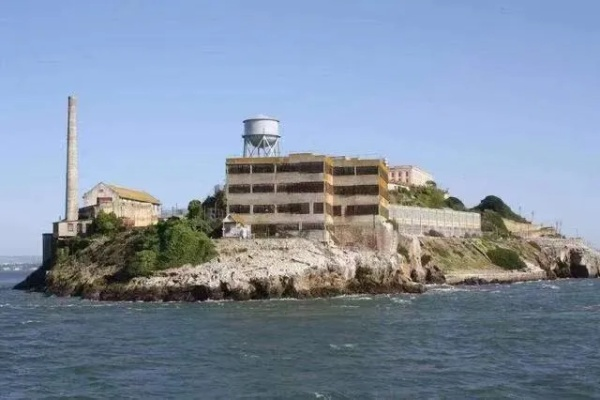 特朗普下令重启恶魔岛，历史遗迹重现江湖，揭秘美国监狱背后的传奇故事