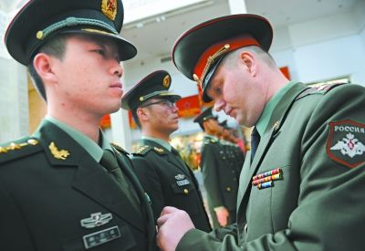 中国三军仪仗队用俄语高唱苏联歌曲，展现中俄友谊深厚底蕴