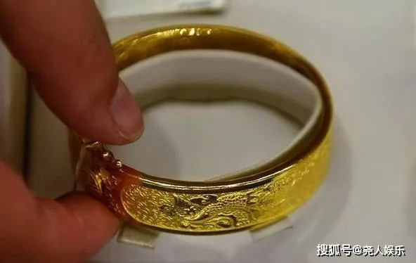 金手镯剪开竟流出液体轻了近2克，揭秘黄金中的惊人秘密！