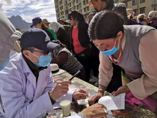 镇卫生院回应游客因高反身亡事件，全力救治，加强高原地区医疗服务