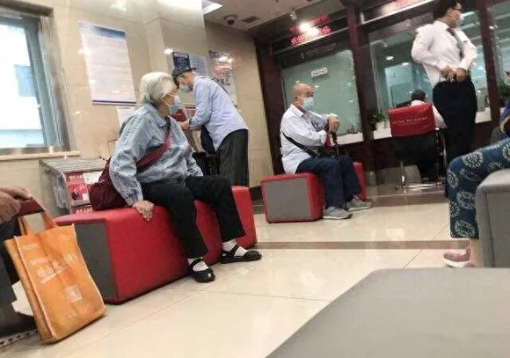 农行公布老人办业务期间离世时间线，还原事件真相，关注老年人金融服务安全问题