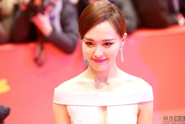 唐嫣戛纳红毯飞吻惊艳全场，女神魅力无法挡！