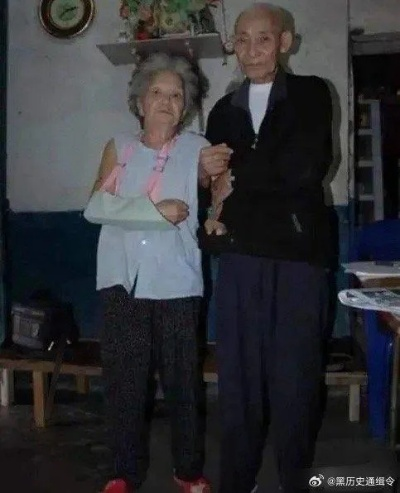 跨越时代的爱情传奇，93年女子嫁给65年丈夫，崇拜老公成人生信仰