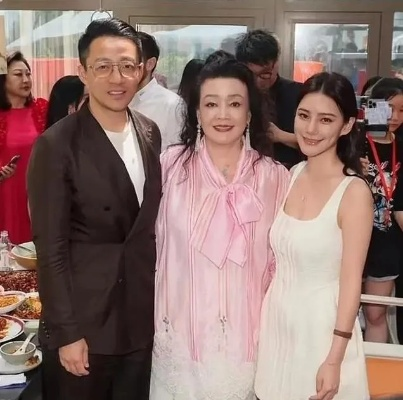 汪小菲马筱梅穿中式婚服热情打招呼，浪漫婚礼现场甜蜜满溢