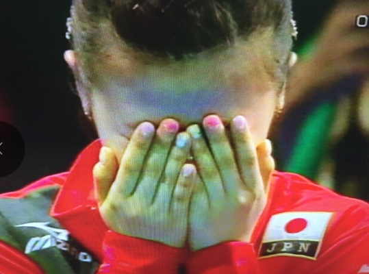 日本选手战胜国乒后激动捂脸痛哭，赛场瞬间泪洒全场！