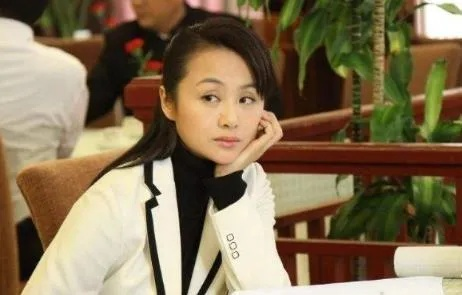 曹颖勇敢直面人生困境，51岁自曝患胃癌引发关注